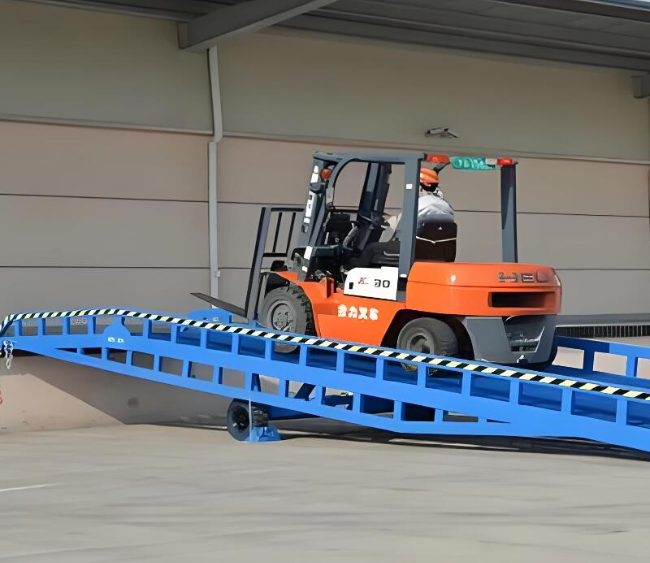 六枝特移动式卸货平台（叉车用）